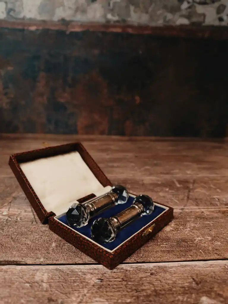 Boxed silver/glass knife rests