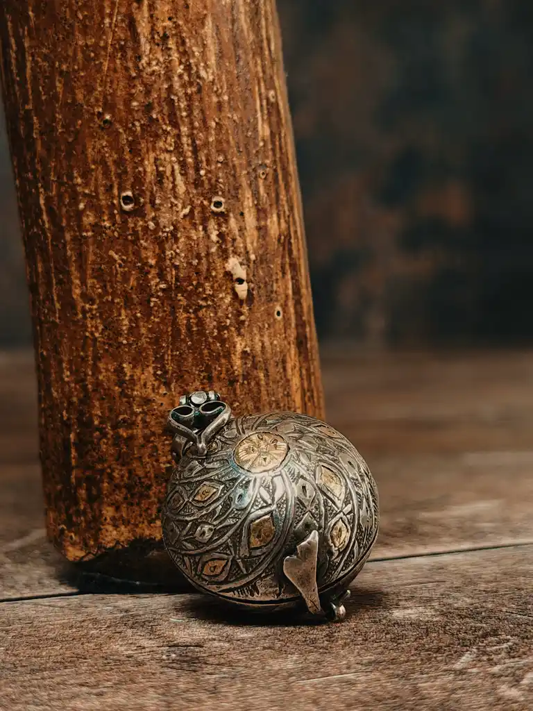 Islamic bezoar stone holder